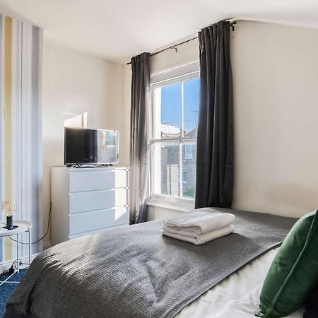 Two Bedroom Apartment In Tooting Лондон Екстериор снимка