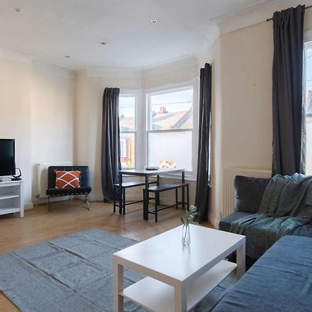 Two Bedroom Apartment In Tooting Лондон Екстериор снимка
