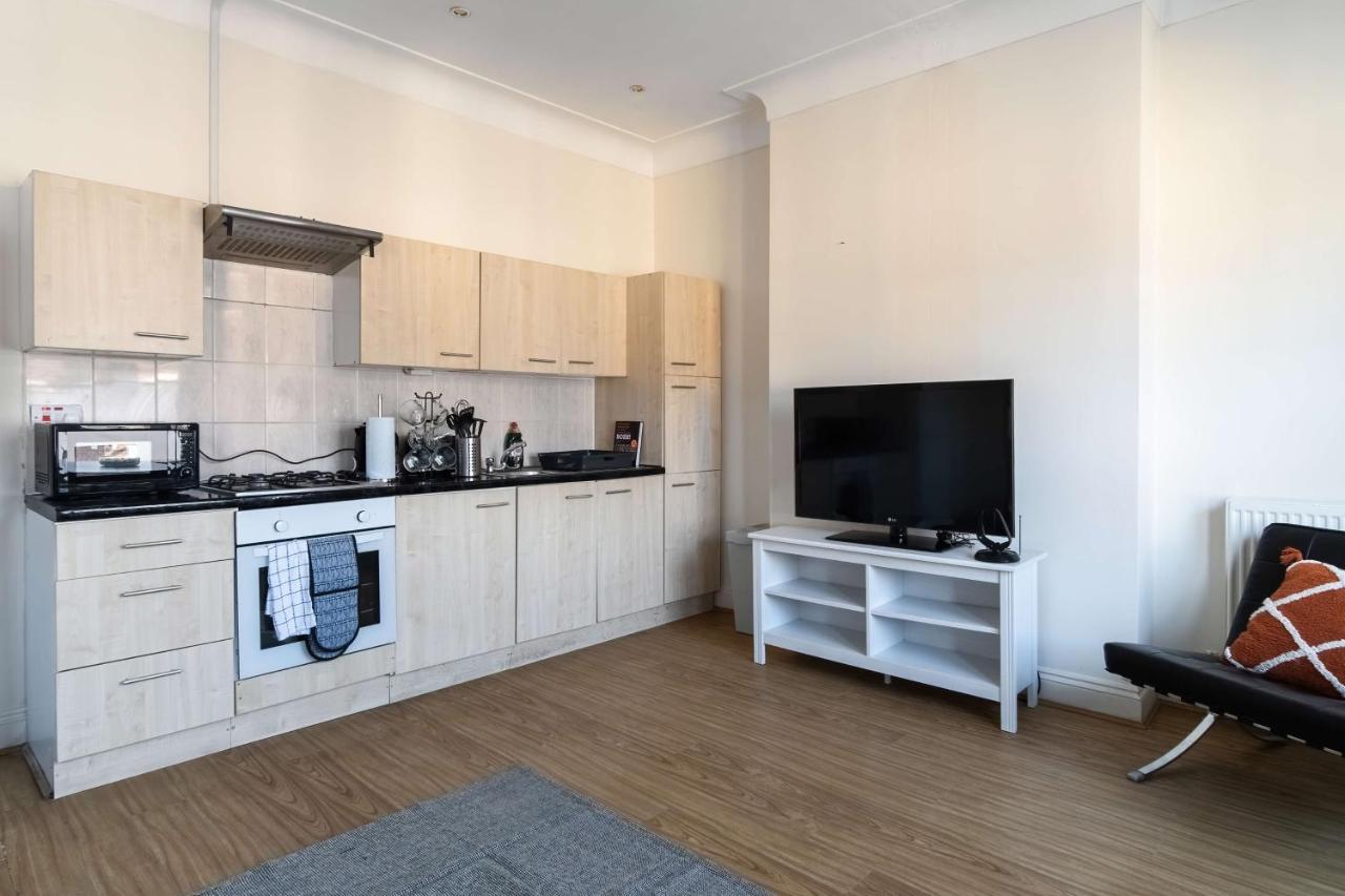 Two Bedroom Apartment In Tooting Лондон Екстериор снимка