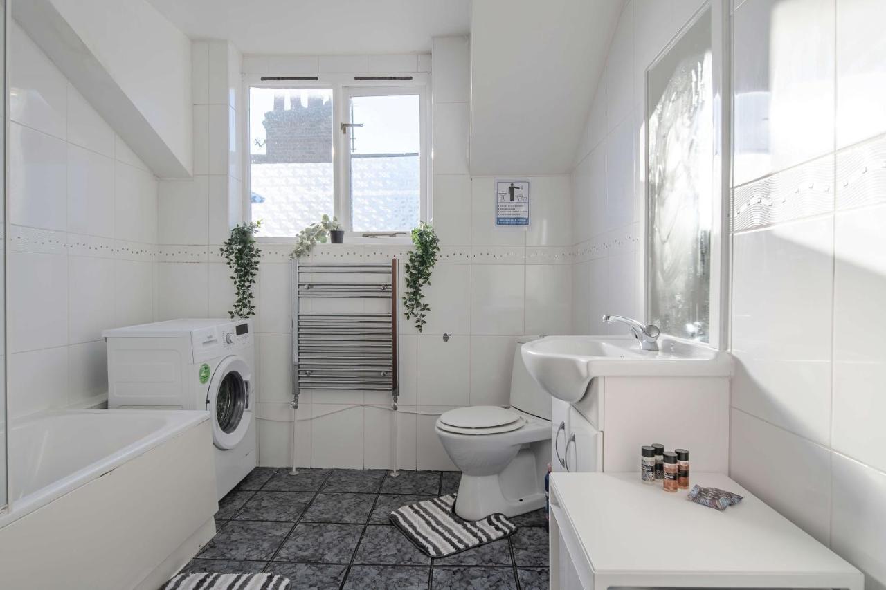 Two Bedroom Apartment In Tooting Лондон Екстериор снимка