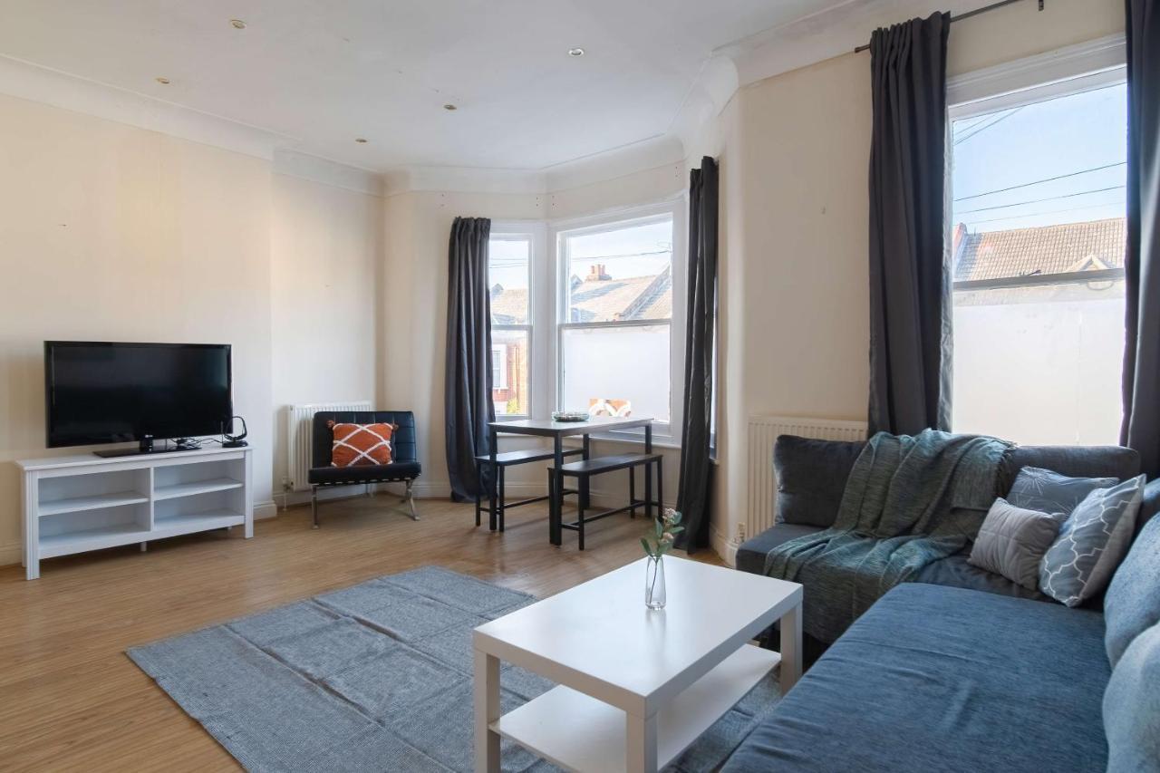 Two Bedroom Apartment In Tooting Лондон Екстериор снимка